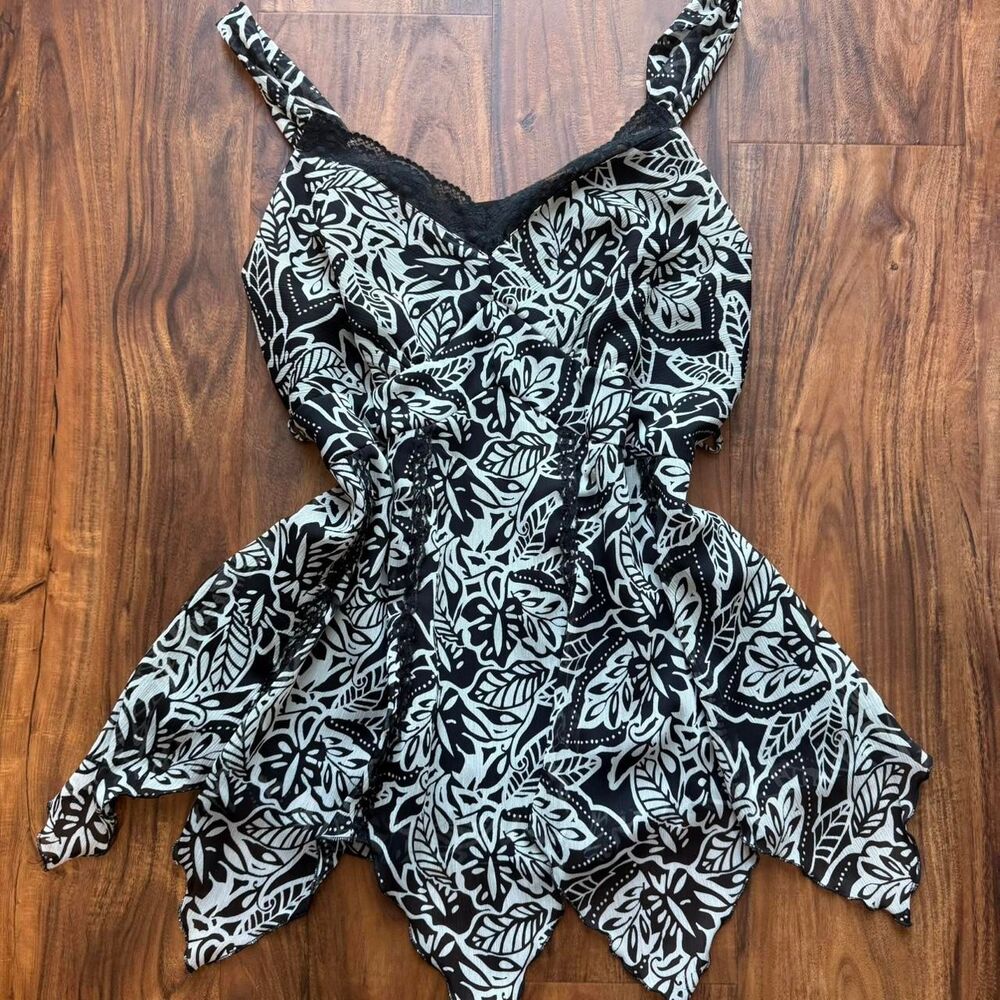 Fairycore babydoll Black & white floral print tank top with belt and a flowy fit - Picture 3 of 7